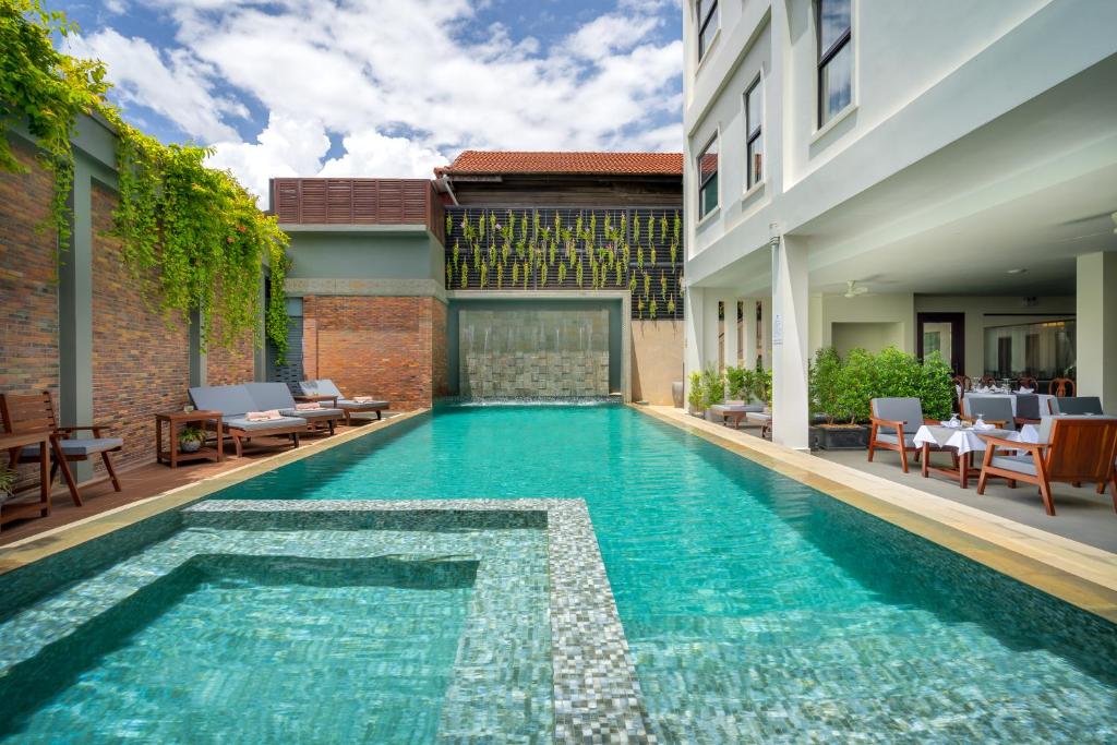 uma piscina no meio de um edifício em Mony Reach Angkor Hotel em Siem Reap