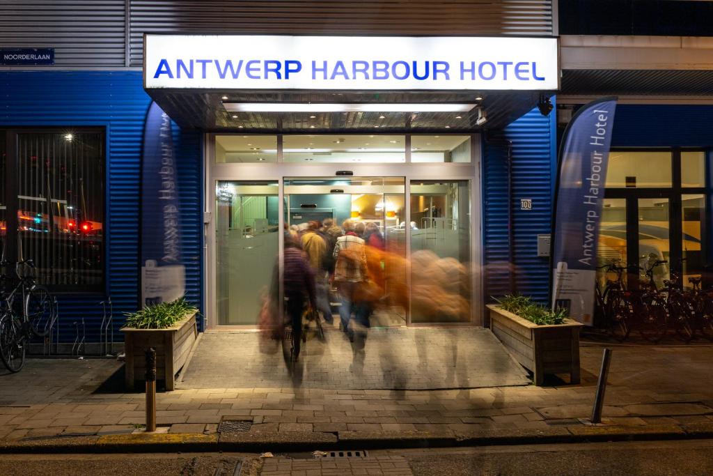 安特衛普的住宿－安特衛普豪畔酒店，一群人从一个安特卫普海港酒店走出来
