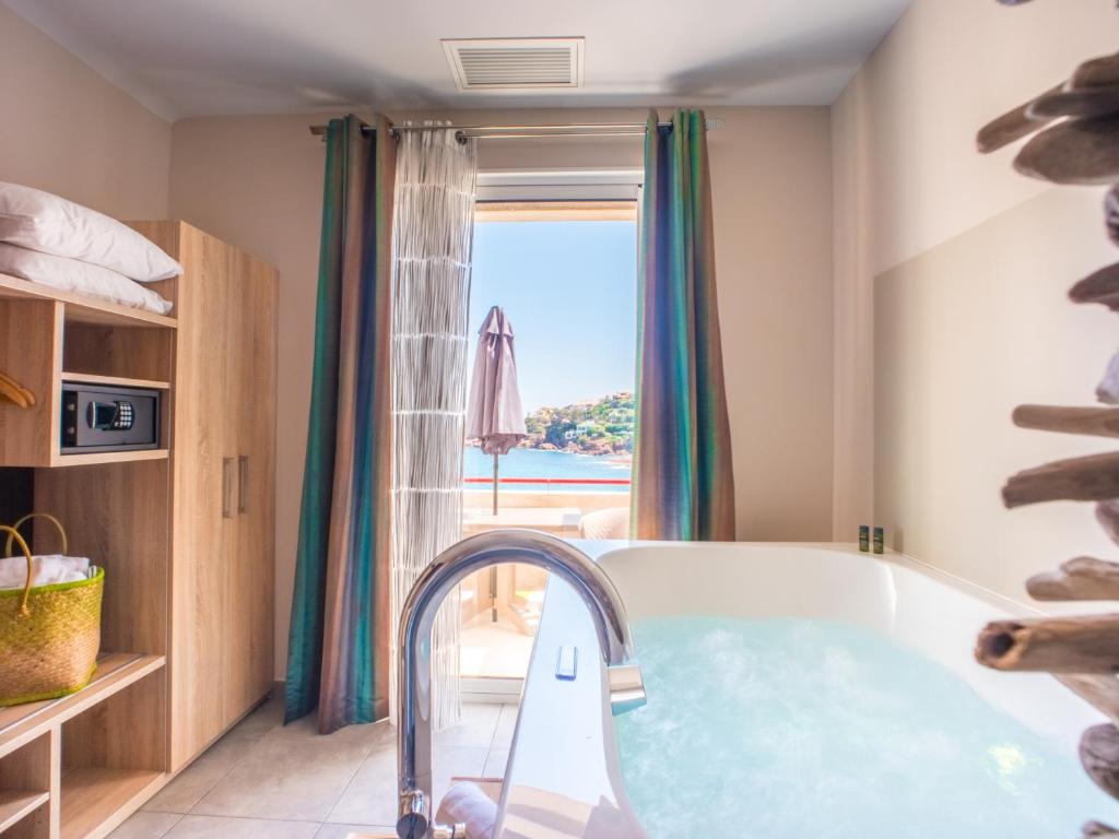 Postel nebo postele na pokoji v ubytování Hôtel et Appart Hôtel Les Flots Bleus