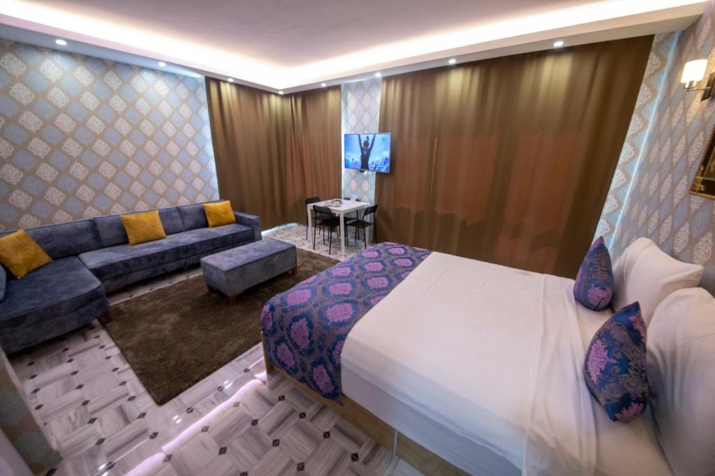 Postel nebo postele na pokoji v ubytování ROYAL TAKSIM SUITES