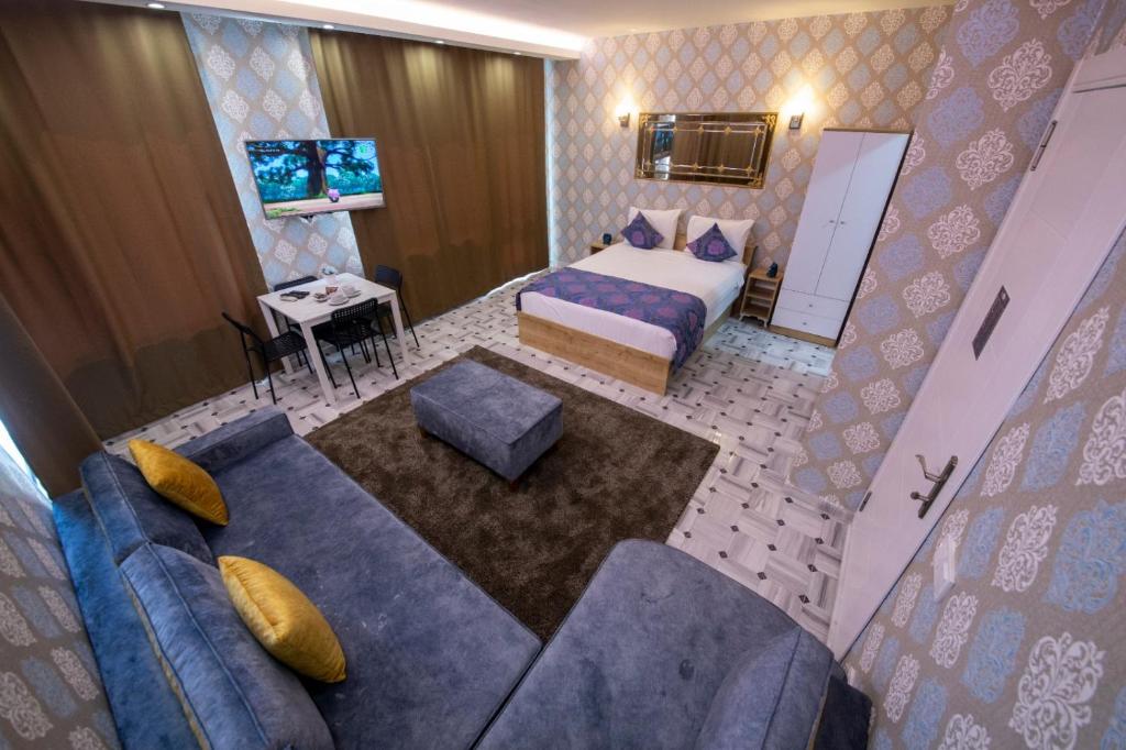 TV a/nebo společenská místnost v ubytování ROYAL TAKSIM SUITES