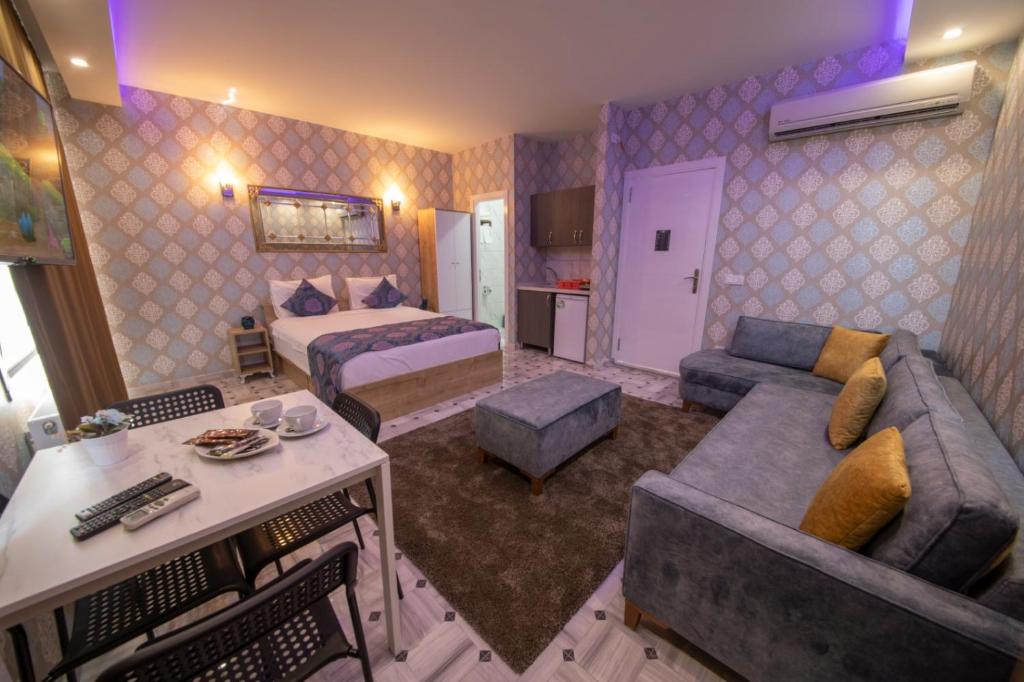 Postel nebo postele na pokoji v ubytování ROYAL TAKSIM SUITES