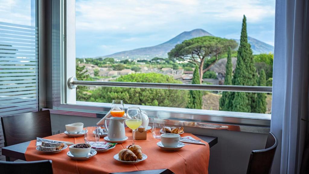 Vista generica sulle montagne o vista sulle montagne dall'interno dell'hotel