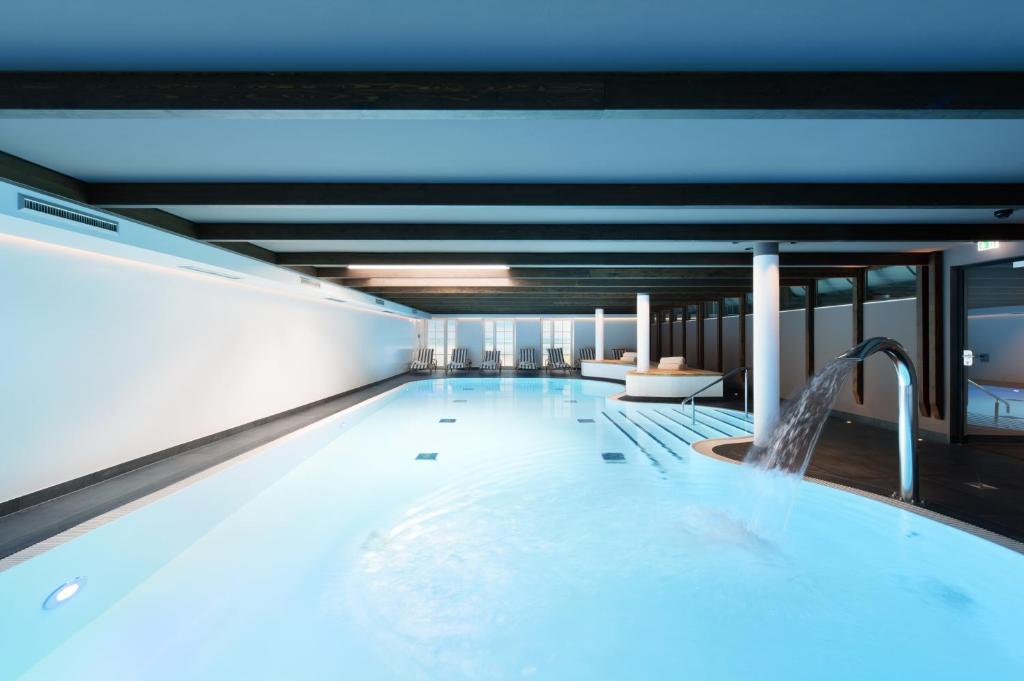 Bazén v ubytování Relais & Châteaux Landhaus Stricker nebo v jeho okolí