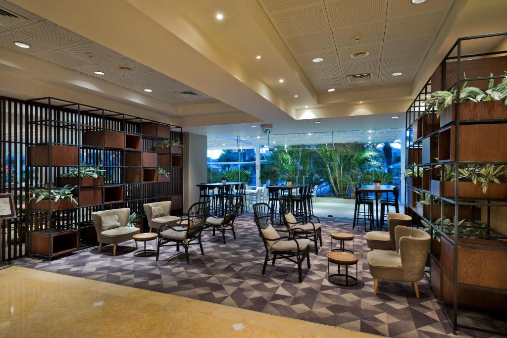 Ein Sitzbereich in der Unterkunft Lagoona by Isrotel Collection