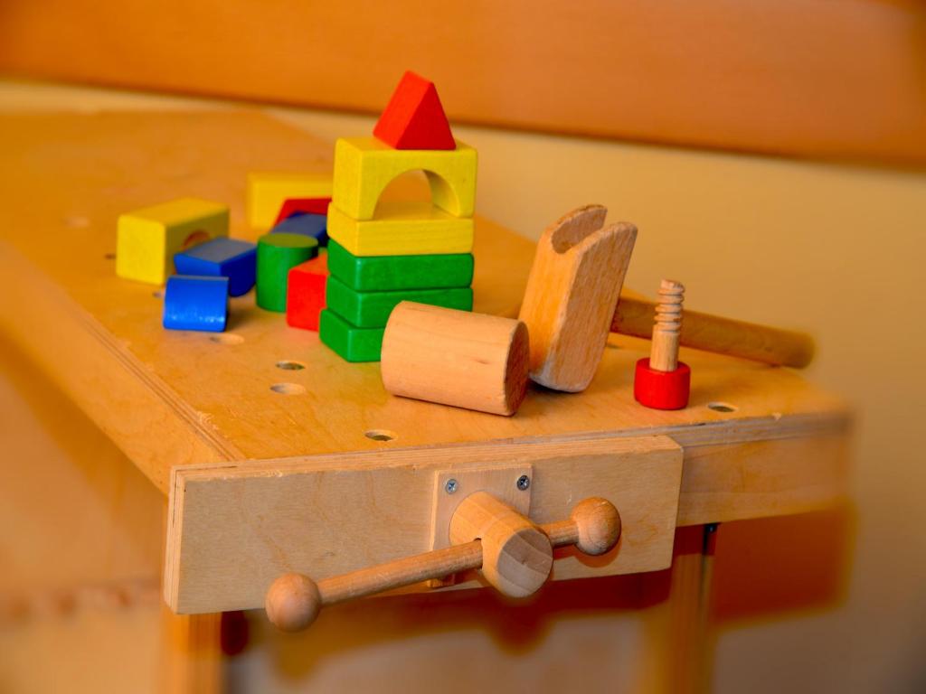 una mesa de madera con juguetes encima en Bauernhof König en Zwiesel