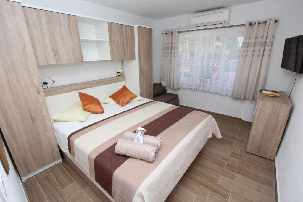une chambre d'hôtel avec un lit avec une valise dans l'établissement Rooms And Apartment Pina, à Rovinj