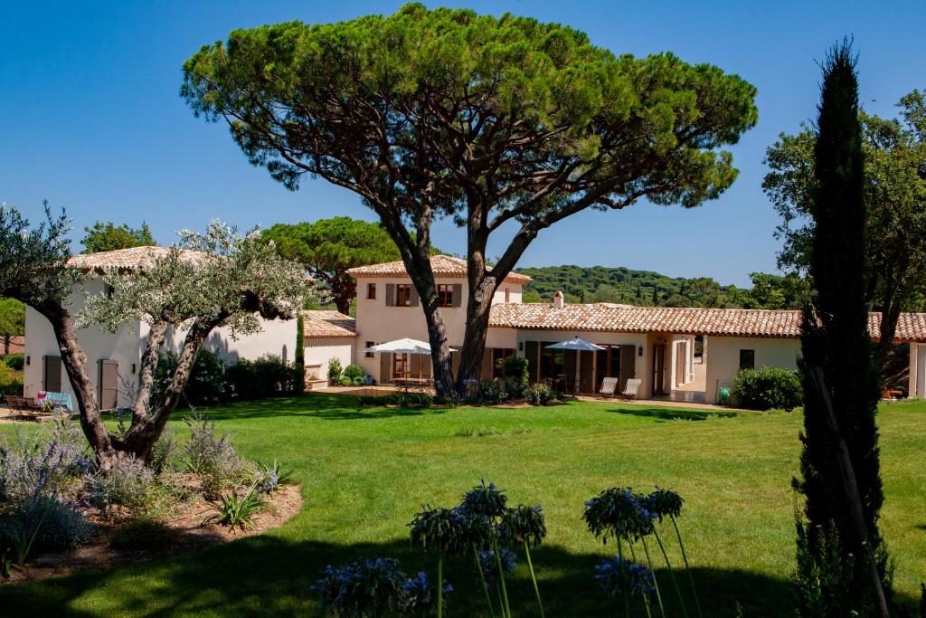 vista sulla casa dal giardino di Les Pins de l'Escalet a Ramatuelle