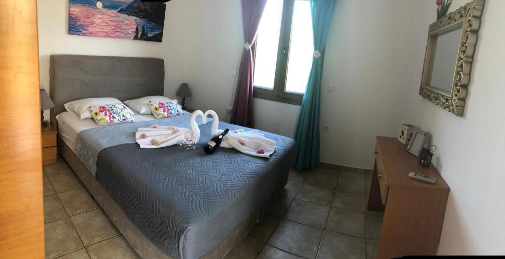 Posteľ alebo postele v izbe v ubytovaní Vrisi Apartments & Villa