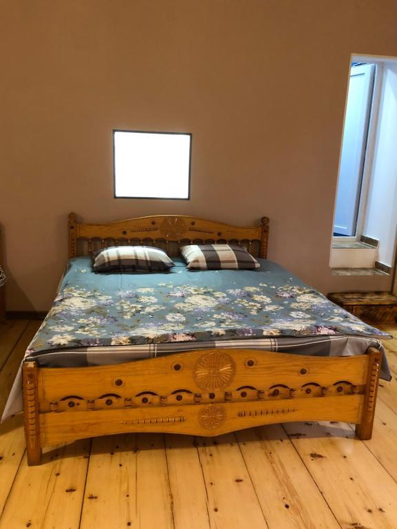 Postel nebo postele na pokoji v ubytování Travel Inn House Mestia • მოგზაურის სახლი