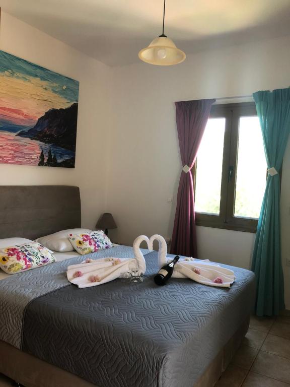 Posteľ alebo postele v izbe v ubytovaní Vrisi Apartments & Villa