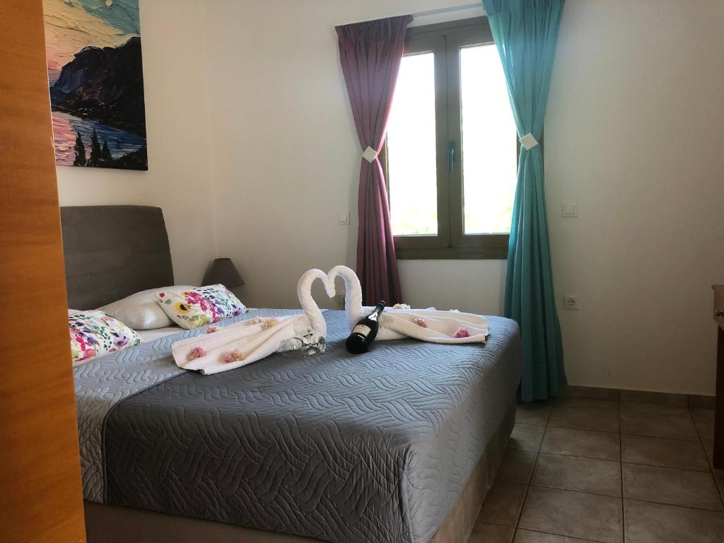 Posteľ alebo postele v izbe v ubytovaní Vrisi Apartments & Villa