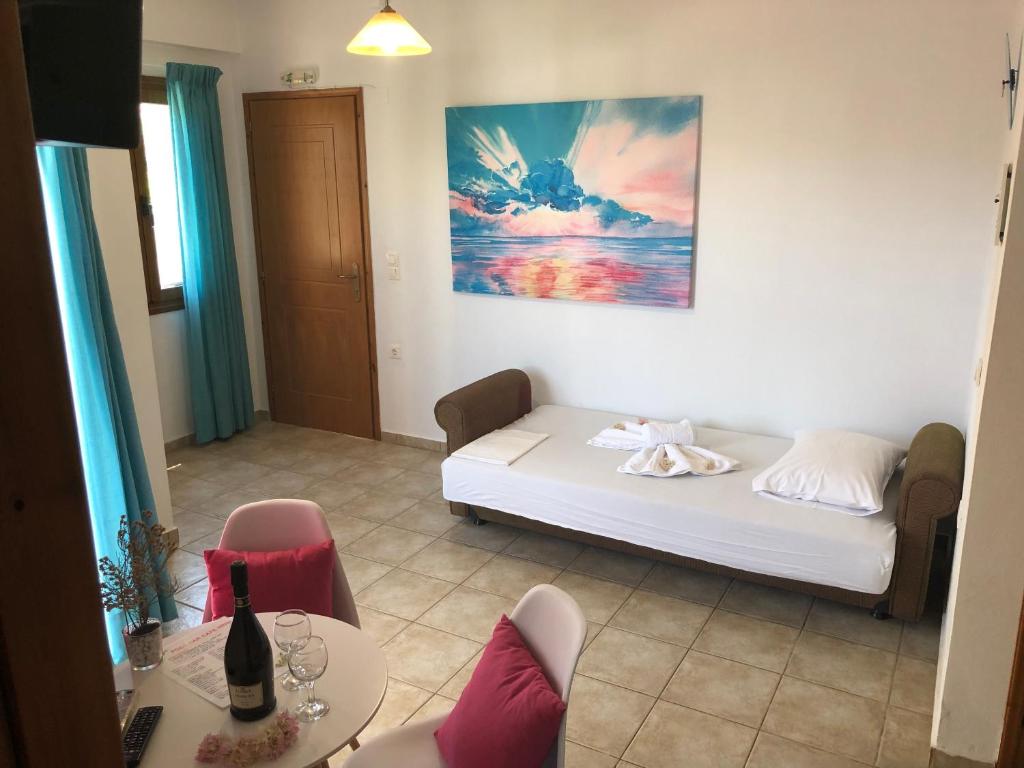 Posteľ alebo postele v izbe v ubytovaní Vrisi Apartments & Villa