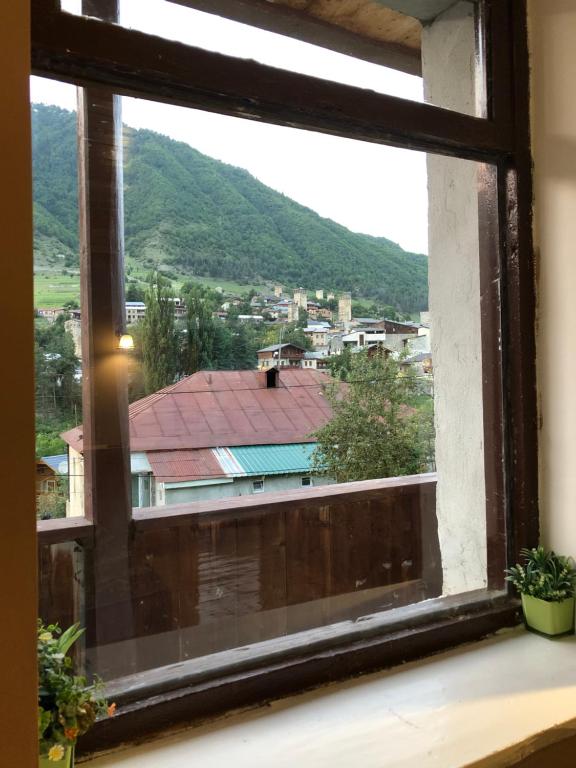 Nespecifikovaný výhled na hory nebo výhled na hory při pohledu z penzionu