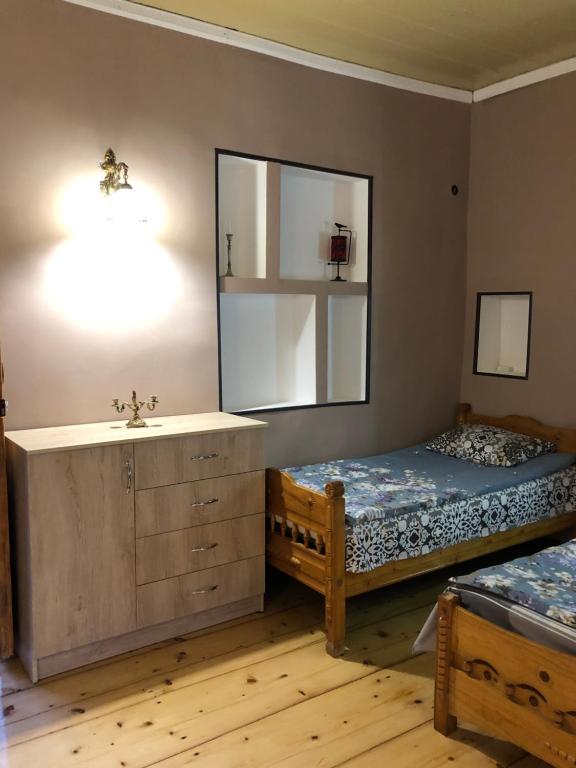 Postel nebo postele na pokoji v ubytování Travel Inn House Mestia • მოგზაურის სახლი
