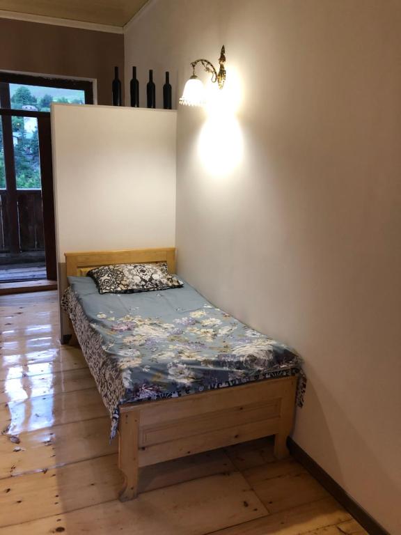 Postel nebo postele na pokoji v ubytování Travel Inn House Mestia • მოგზაურის სახლი