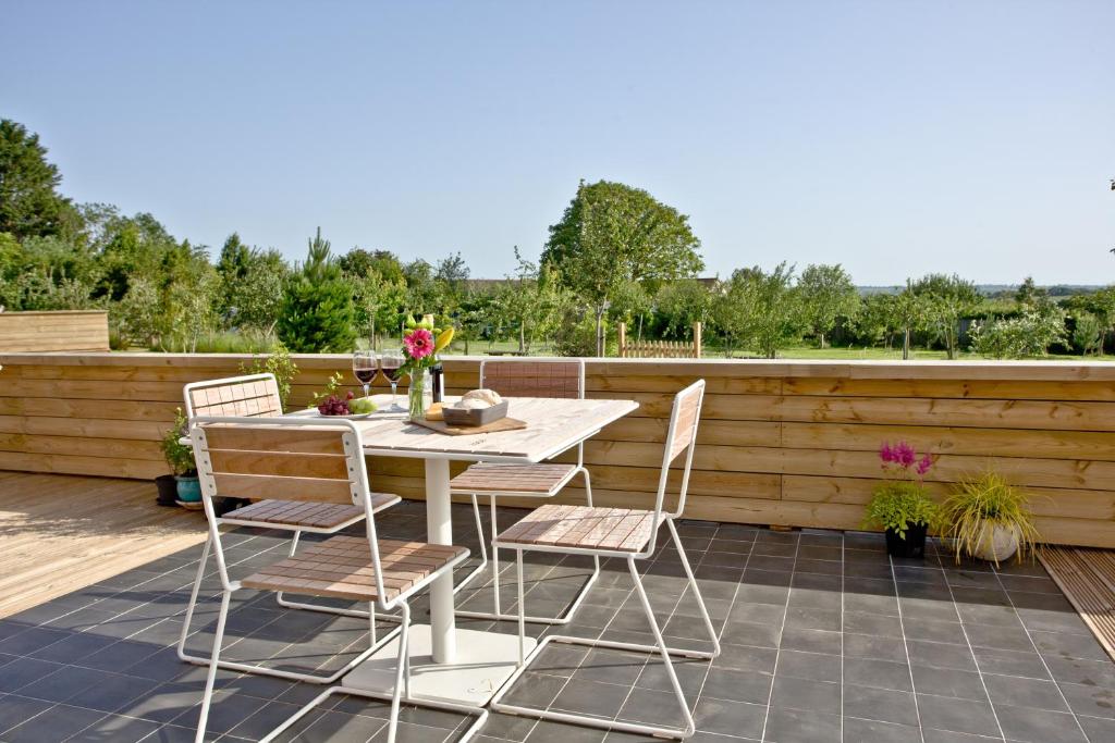 Un balcon sau o terasă la Cheddar Pink, Strawberryfield Park, Cheddar