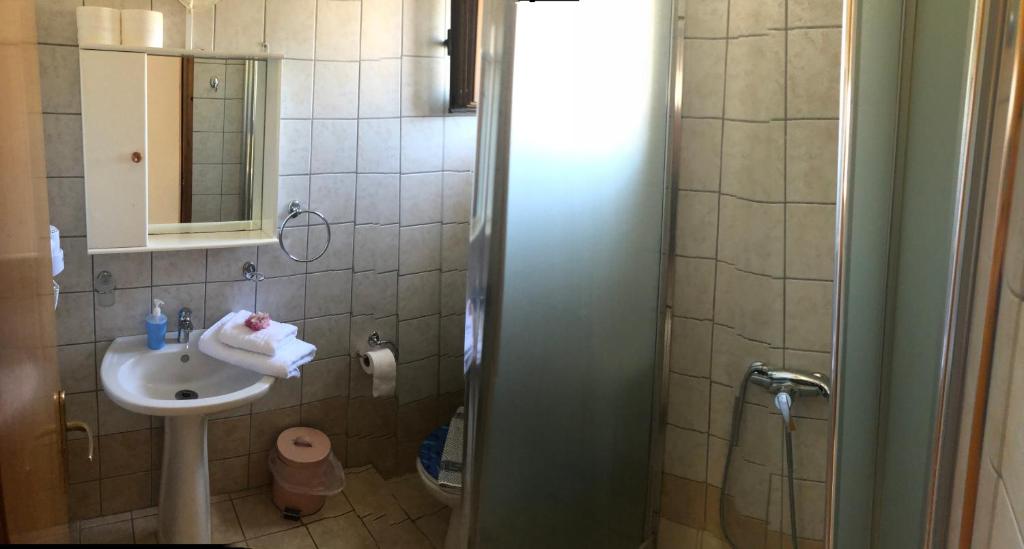 Kúpeľňa v ubytovaní Vrisi Apartments & Villa