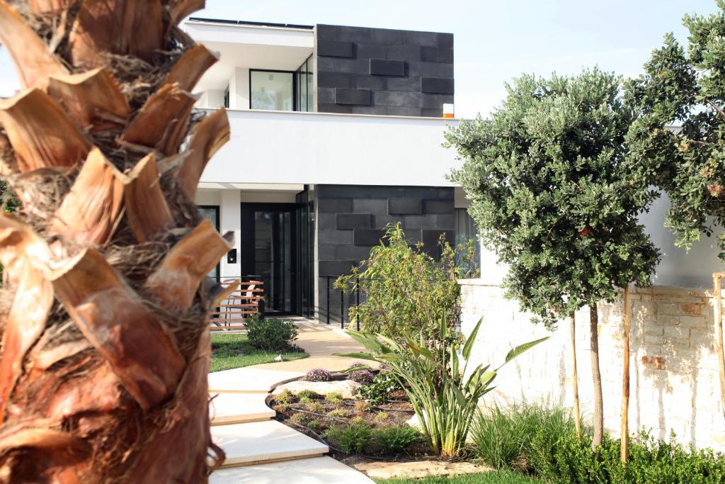a home with a tree in the front yard at Villa Pina in Bari