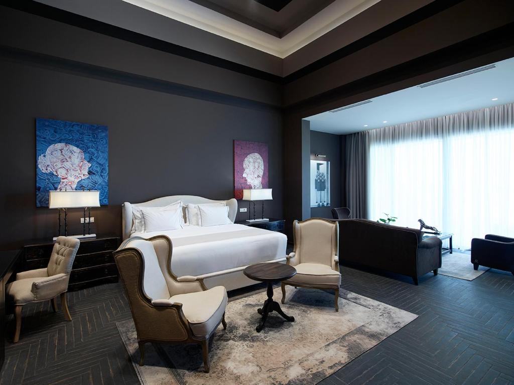 A seating area at Pelagos Suites Hotel & Spa