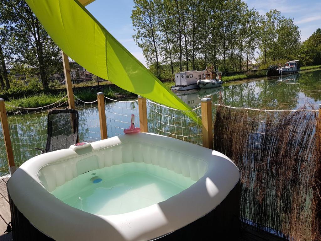 Cottage flottant Saint Jean de Losne option jacuzzi 욕실