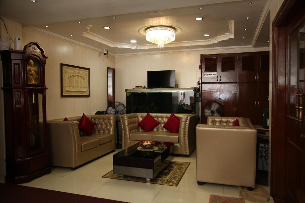 sala de estar con sofá y almohadas rojas en Grand View Residency Chennai en Chennai