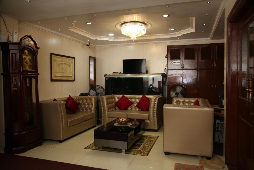 TV a/nebo společenská místnost v ubytování Grand View Residency Chennai