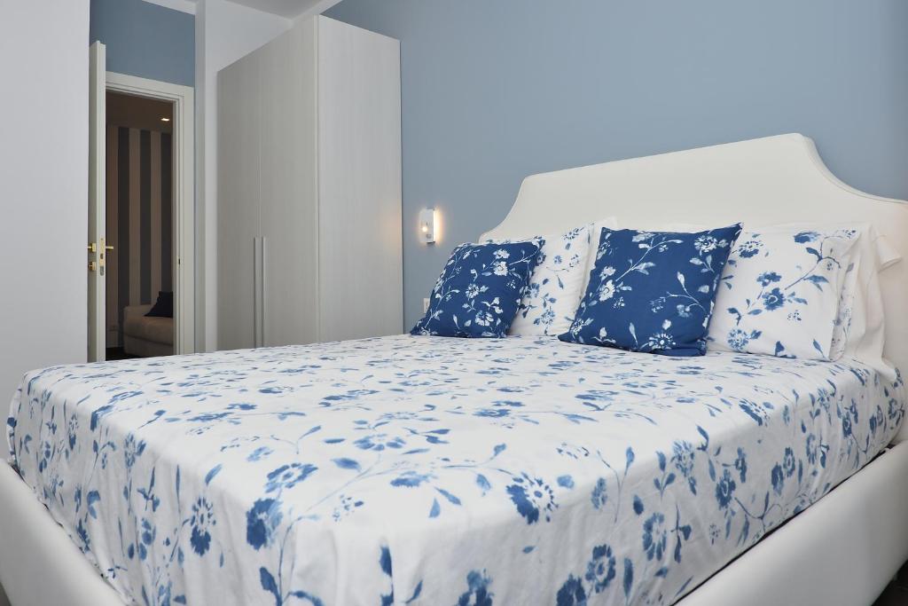 Łóżko lub łóżka w pokoju w obiekcie Costa d'Amalfi Apartments
