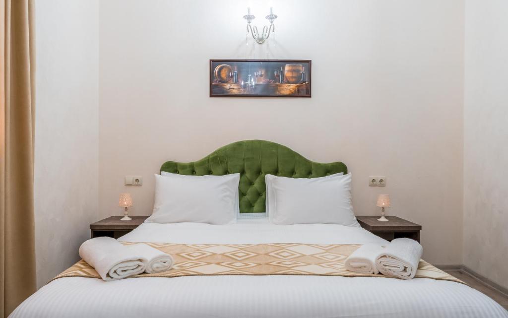 Postel nebo postele na pokoji v ubytování Golden Light Hotel