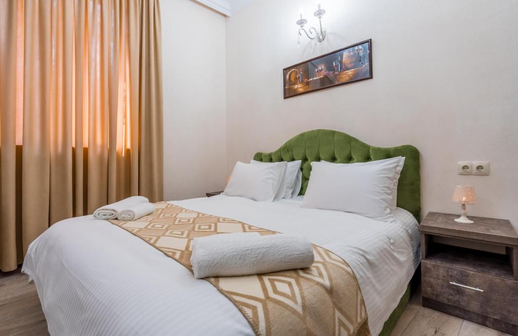 Postel nebo postele na pokoji v ubytování Golden Light Hotel