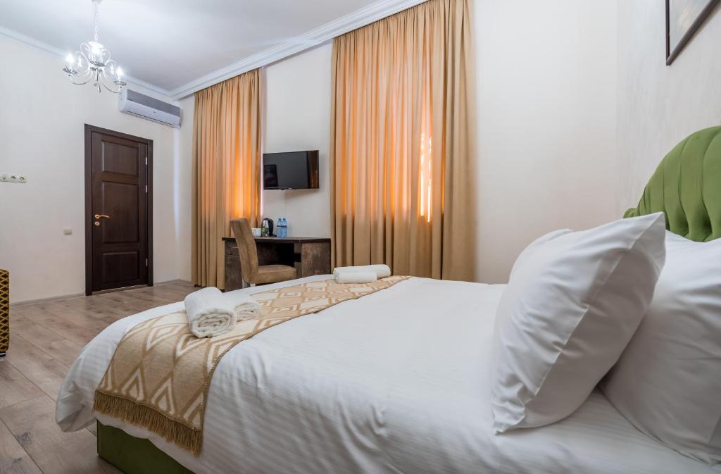 Postel nebo postele na pokoji v ubytování Golden Light Hotel