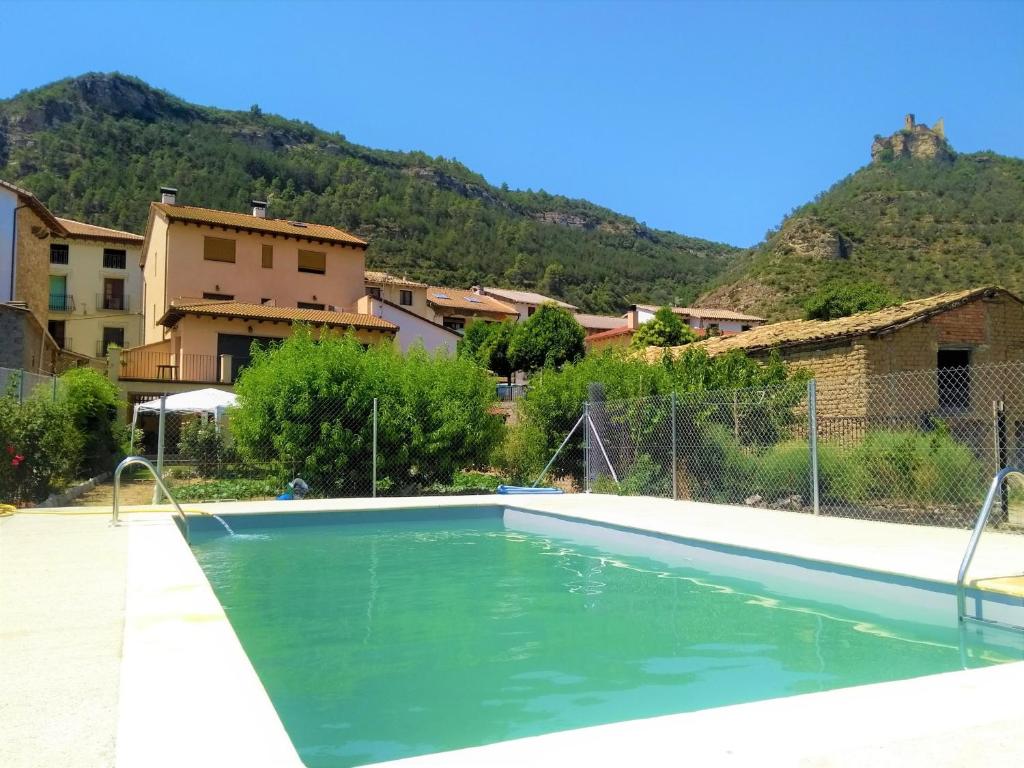 an empty swimming pool in front of a mountain at Casa Rural el Rincón in Perarrua