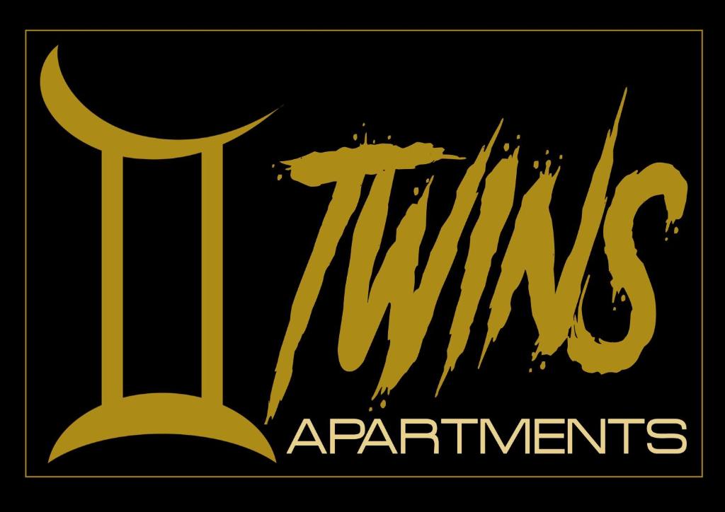 un logotipo de oro con las palabras "magos suplementarios" en Twins Apartments en Kato Pyrgos