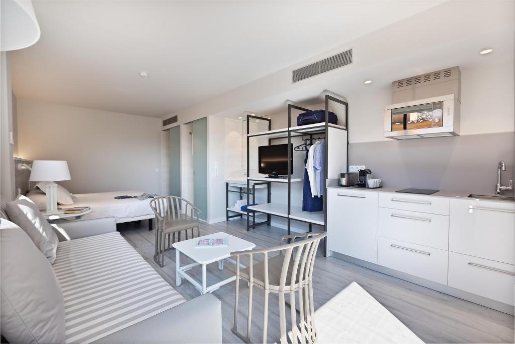 A television and/or entertainment centre at Apartaments Beach & Golf Resort