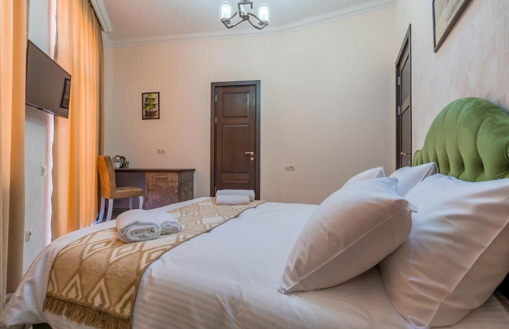 Postel nebo postele na pokoji v ubytování Golden Light Hotel