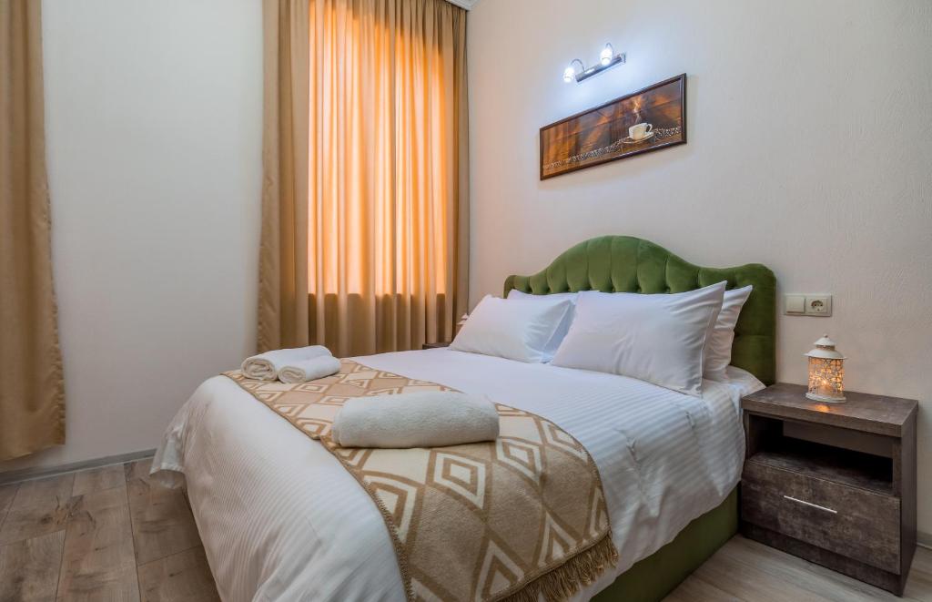 Postel nebo postele na pokoji v ubytování Golden Light Hotel