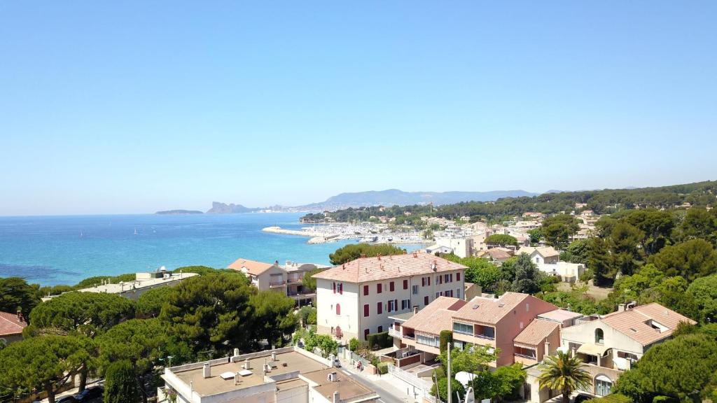 una vista aérea de una ciudad y del océano en Studio Les Lecques 100m de la plage en Saint-Cyr-sur-Mer