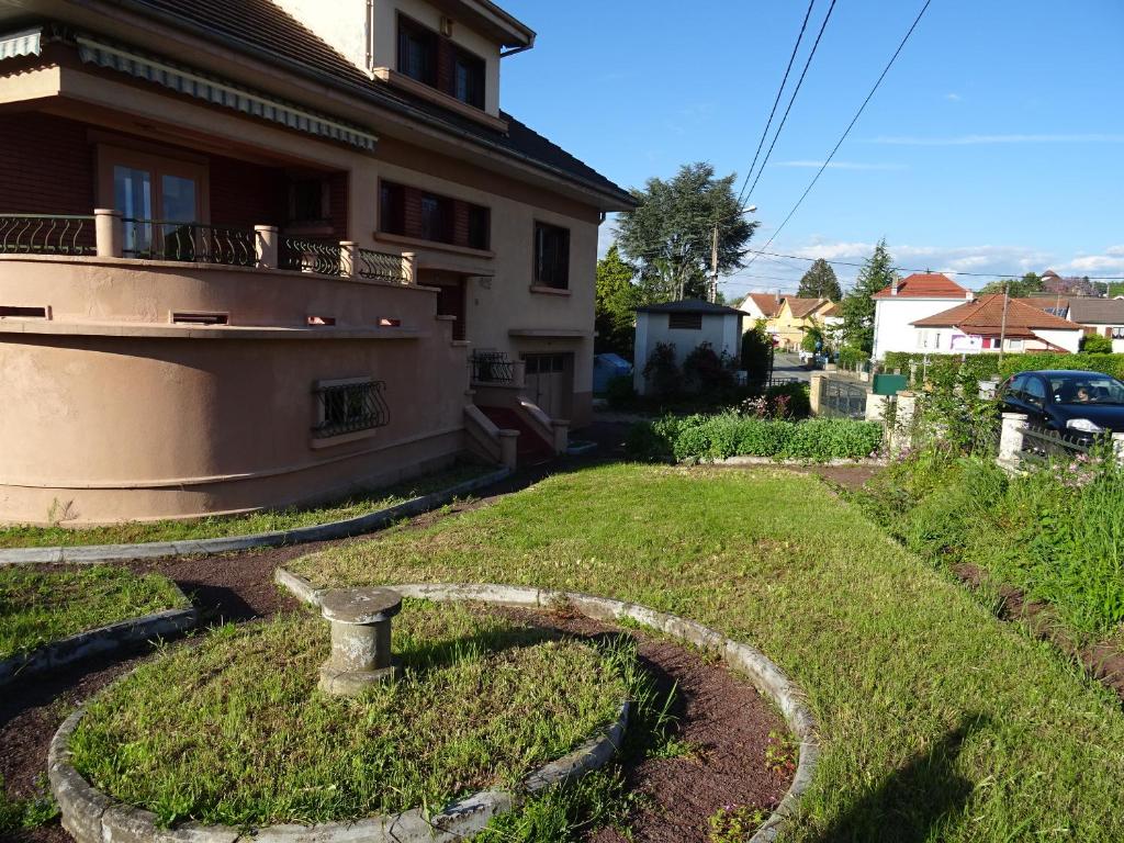 a garden in front of a house at do mi si la do ré in Exincourt