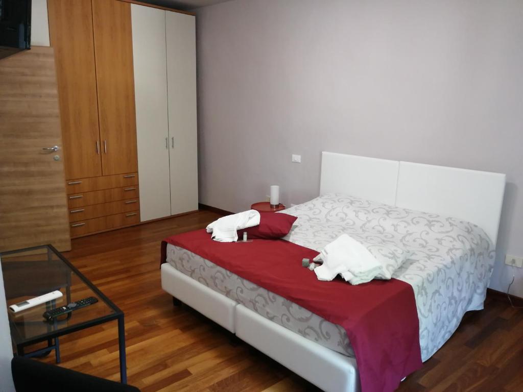 1 dormitorio con 1 cama con 2 toallas en Affittacamere La Mura en Cesena