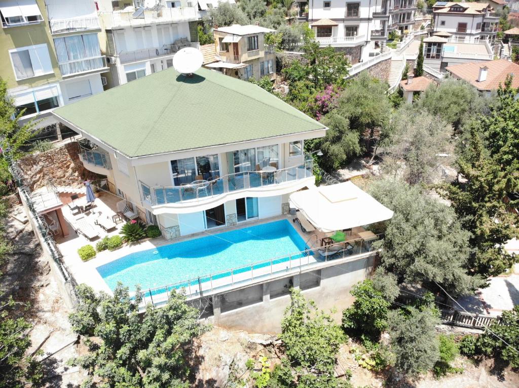 uma vista aérea de uma casa com piscina em Alanya Castle Apartment - Adult Only em Alanya