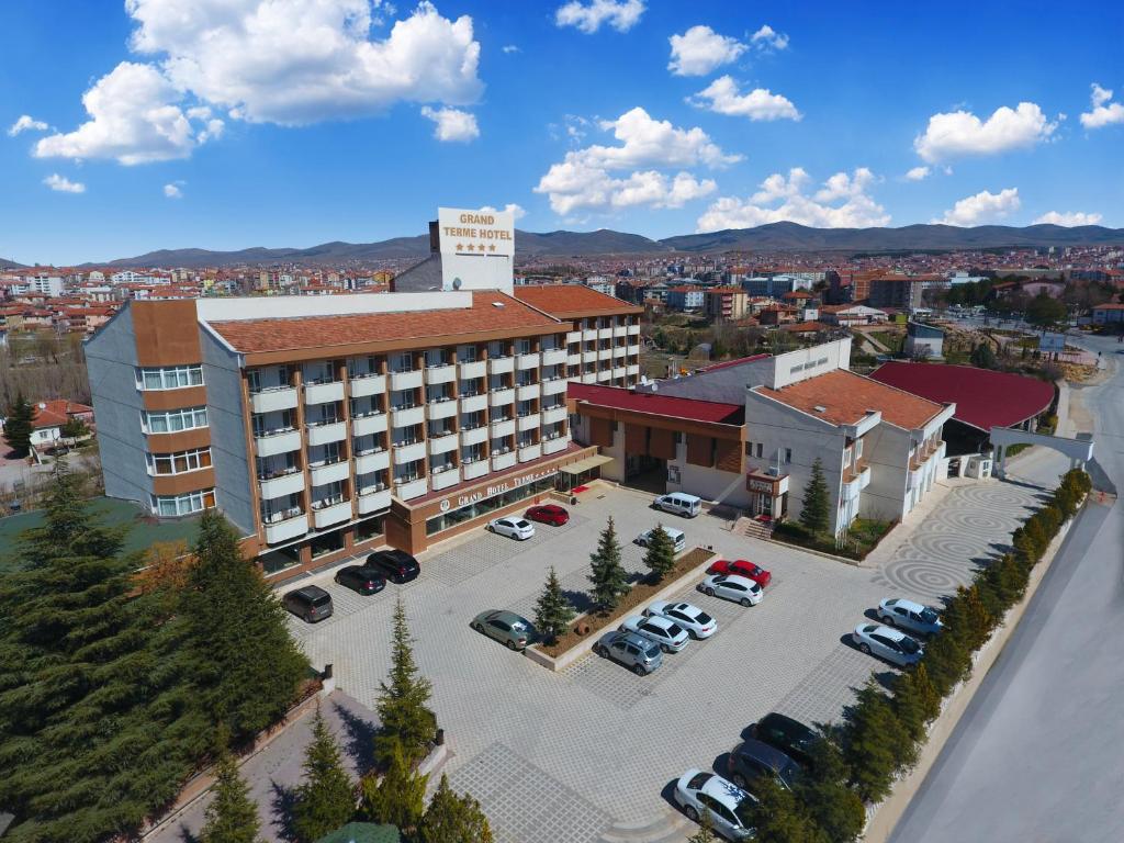 een uitzicht over een hotel met een parkeerplaats bij Grand Terme Hotel in Kırsehir