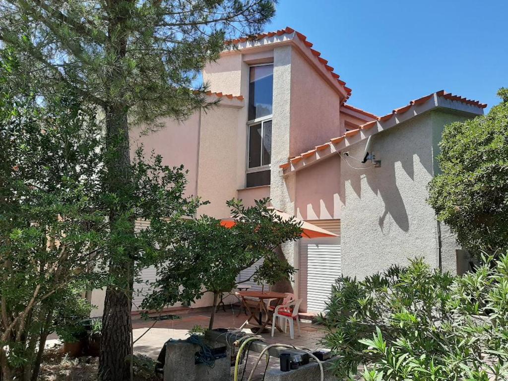 Το κτήριο όπου στεγάζεται  η βίλα