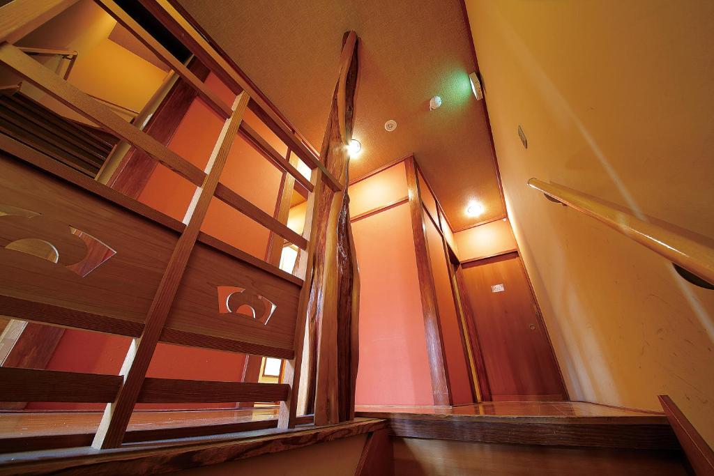 Palanda nebo palandy na pokoji v ubytování Gion Kyoto Miyagawacyo Guesthouse HANAKANZASHI