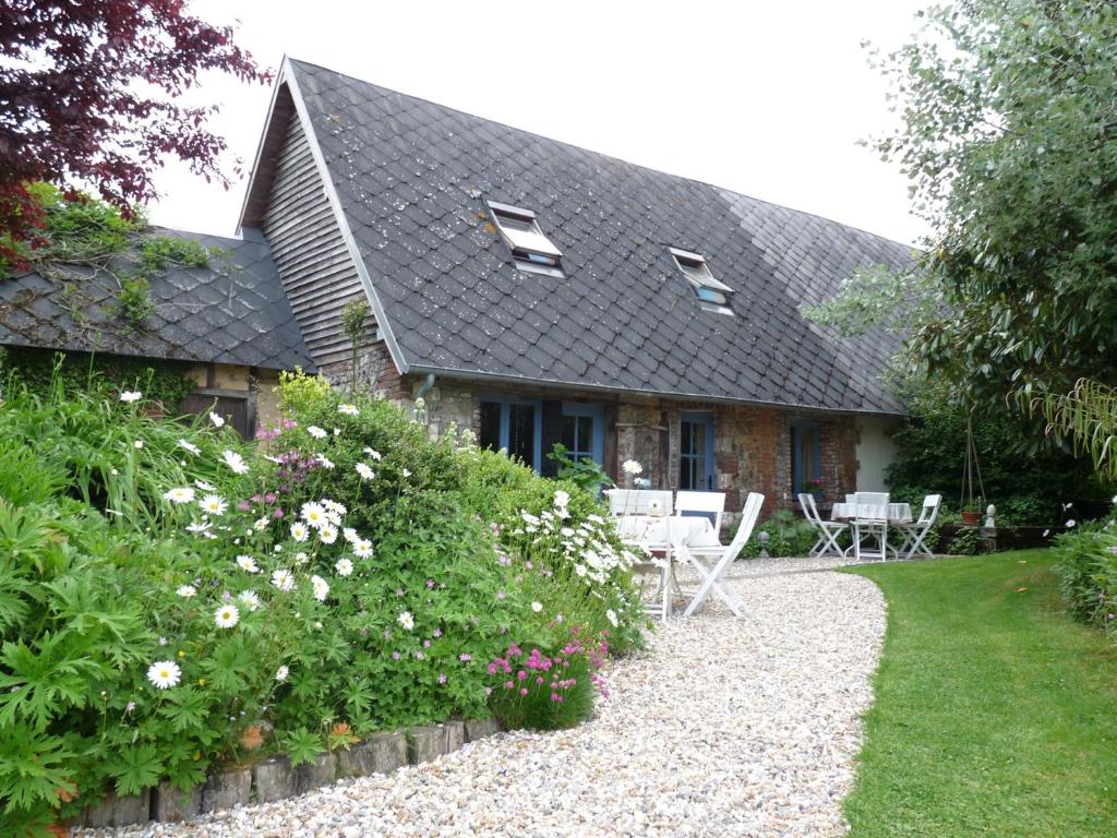 uma casa com um jardim, uma mesa e cadeiras em Studio duplex L'Ecole Buissonnière em Trouville-la-Haule