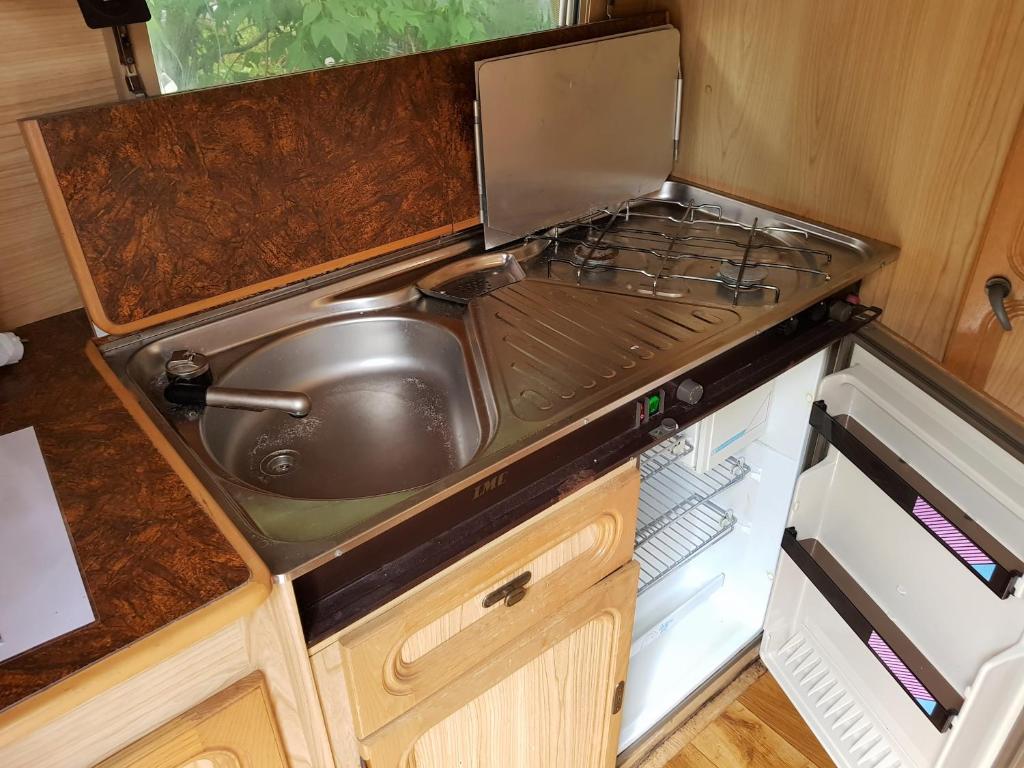 Kuchyň nebo kuchyňský kout v ubytování Przyczepy Kemping Polaris Półwysep Helski