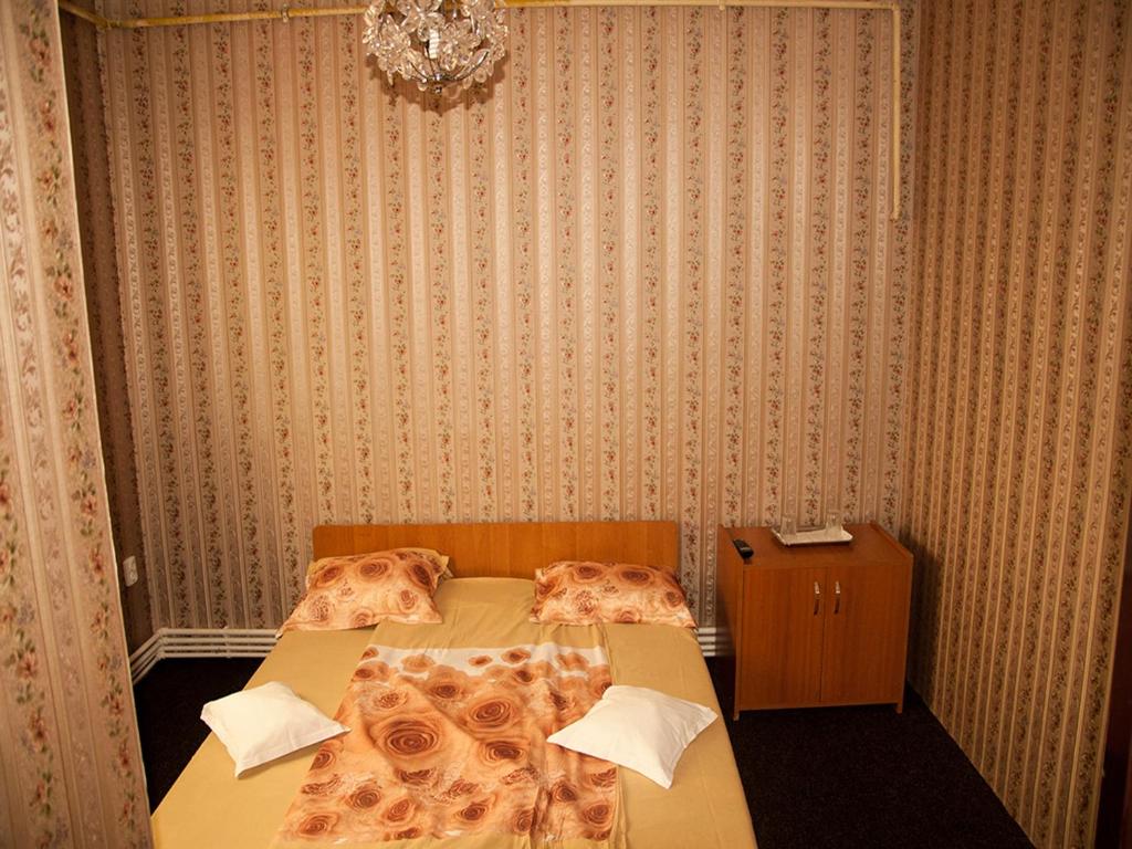 Una cama o camas en una habitación de Pensiunea Contour