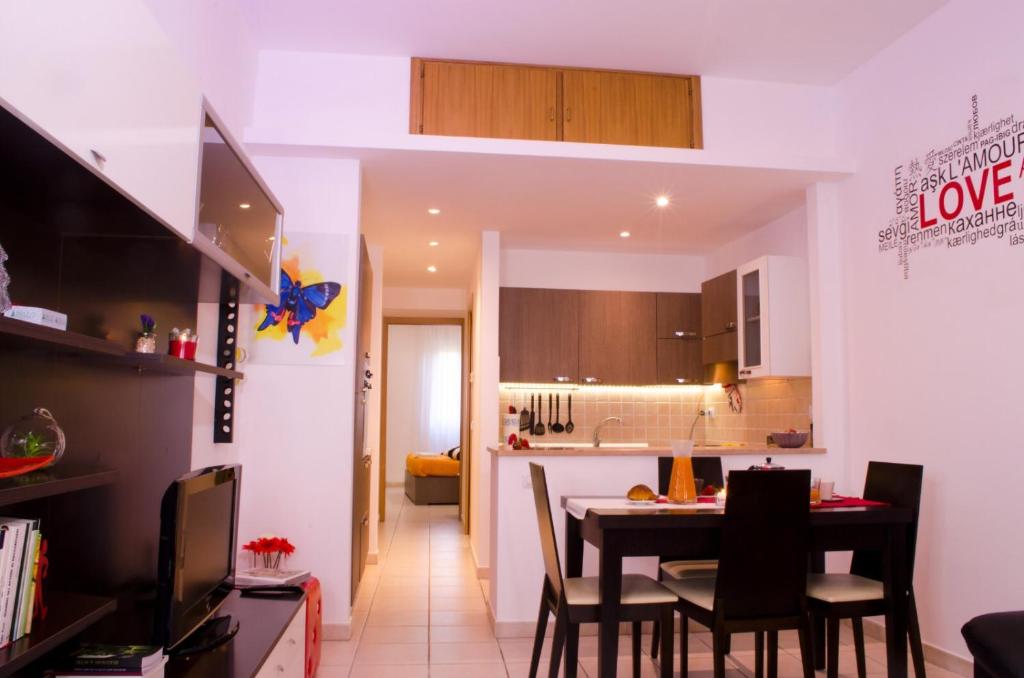 uma cozinha e sala de jantar com mesa e cadeiras em Butterfly casa vacanze em Sutri