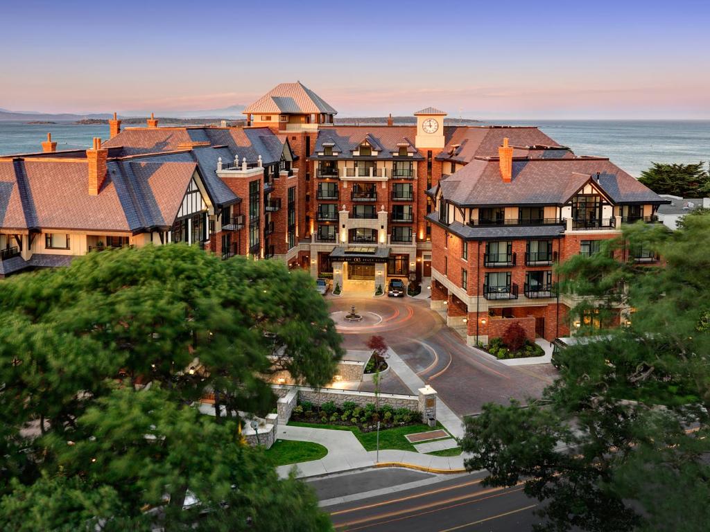 une vue aérienne sur une ville avec des bâtiments et une rue dans l'établissement Oak Bay Beach Hotel, à Victoria