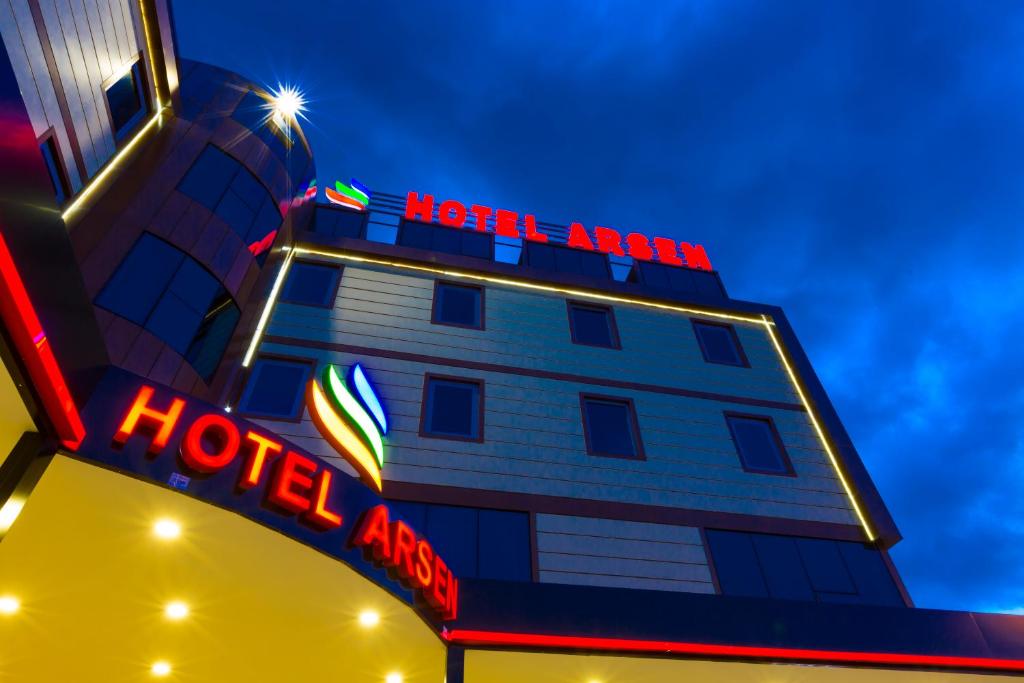 un hotel con un letrero de neón encima en Arsen Hotel, en Yomra