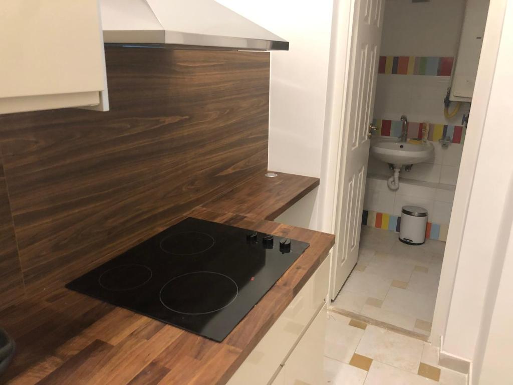 A kitchen or kitchenette at The Whistling Rabbi